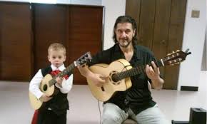 Alex-Gordez-Guitarist-with-student